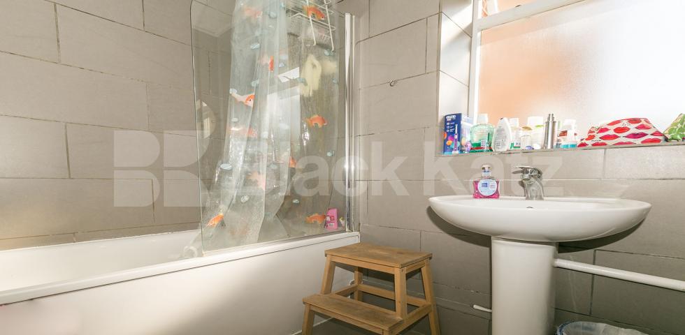 			New Instruction In Heart Of Crouch End !, 2 Bedroom, 1 bath, 1 reception Flat			 Waverley Road , Crouch End